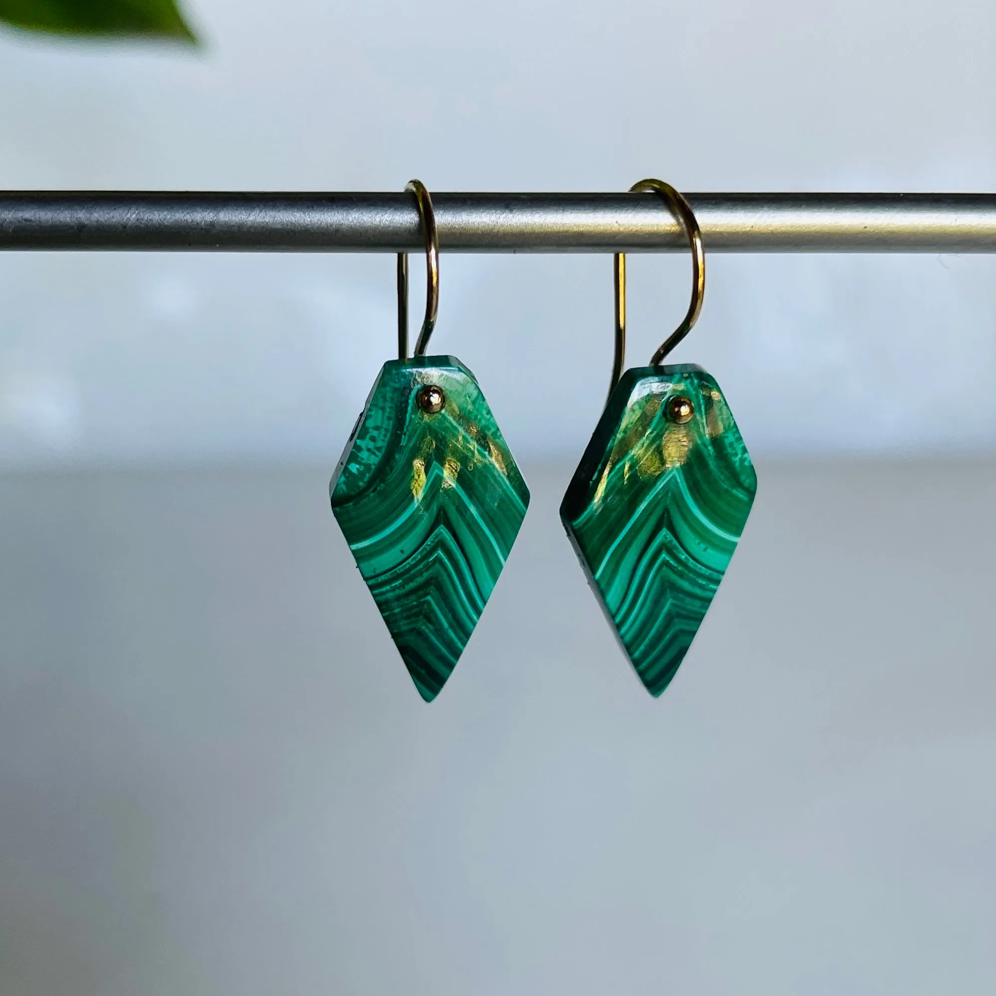 Midi Pointed malachite earrings