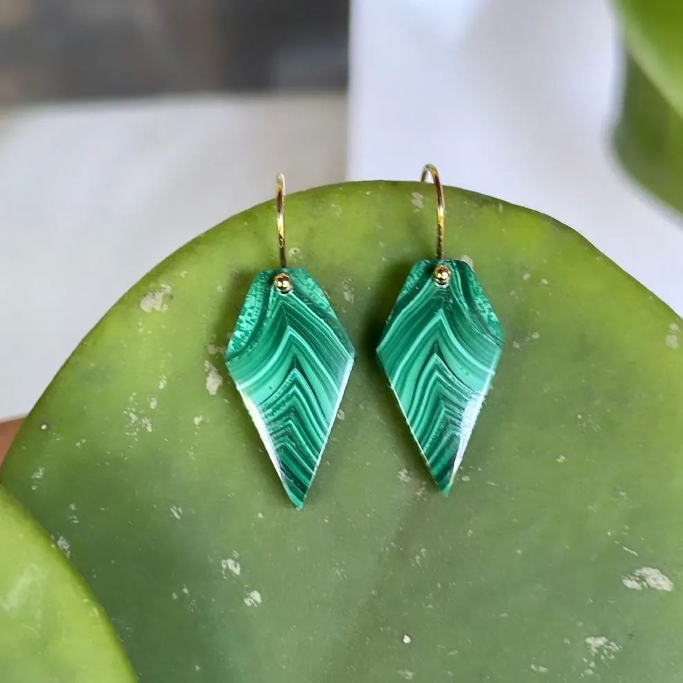 Midi Pointed malachite earrings